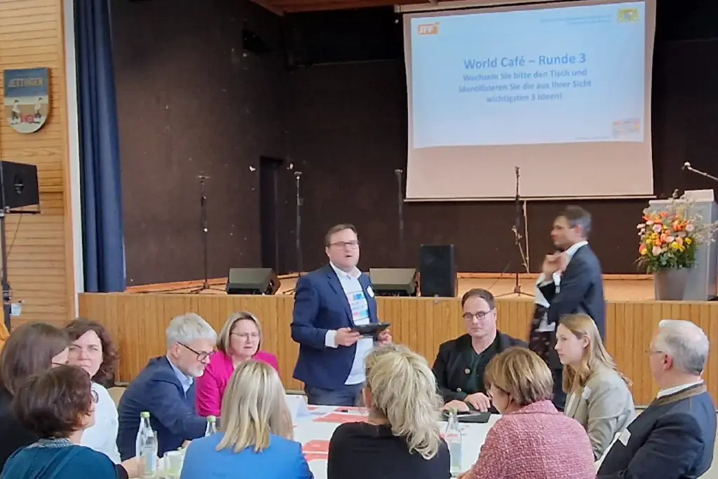 4. von links sitzend: Stellv. BSV-Vorsitzender, Robert Hackenberg - Foto:poc